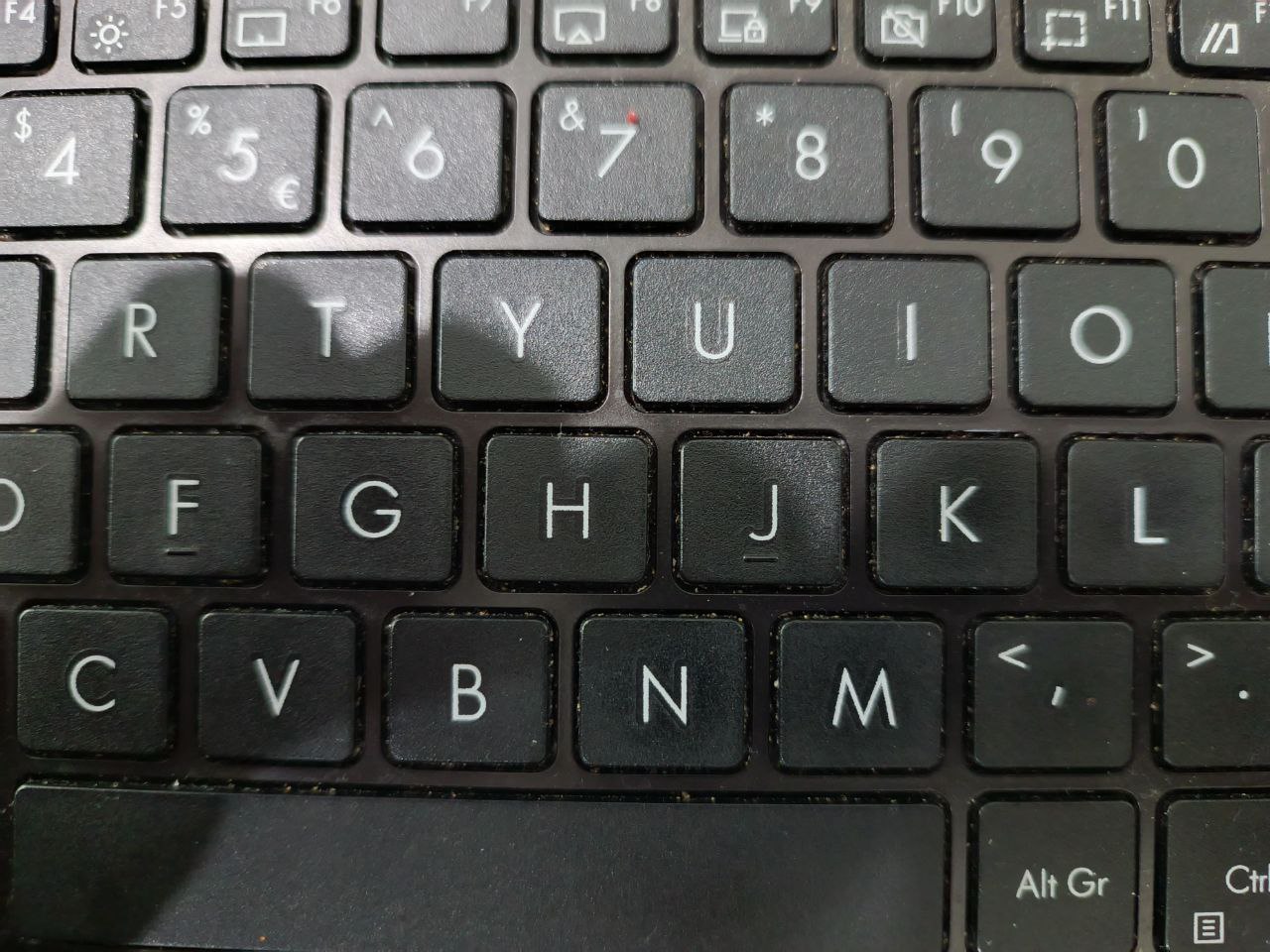 검색어와 게시글 제목을 입력할 때 사용하는 노트북 키보드의 일부